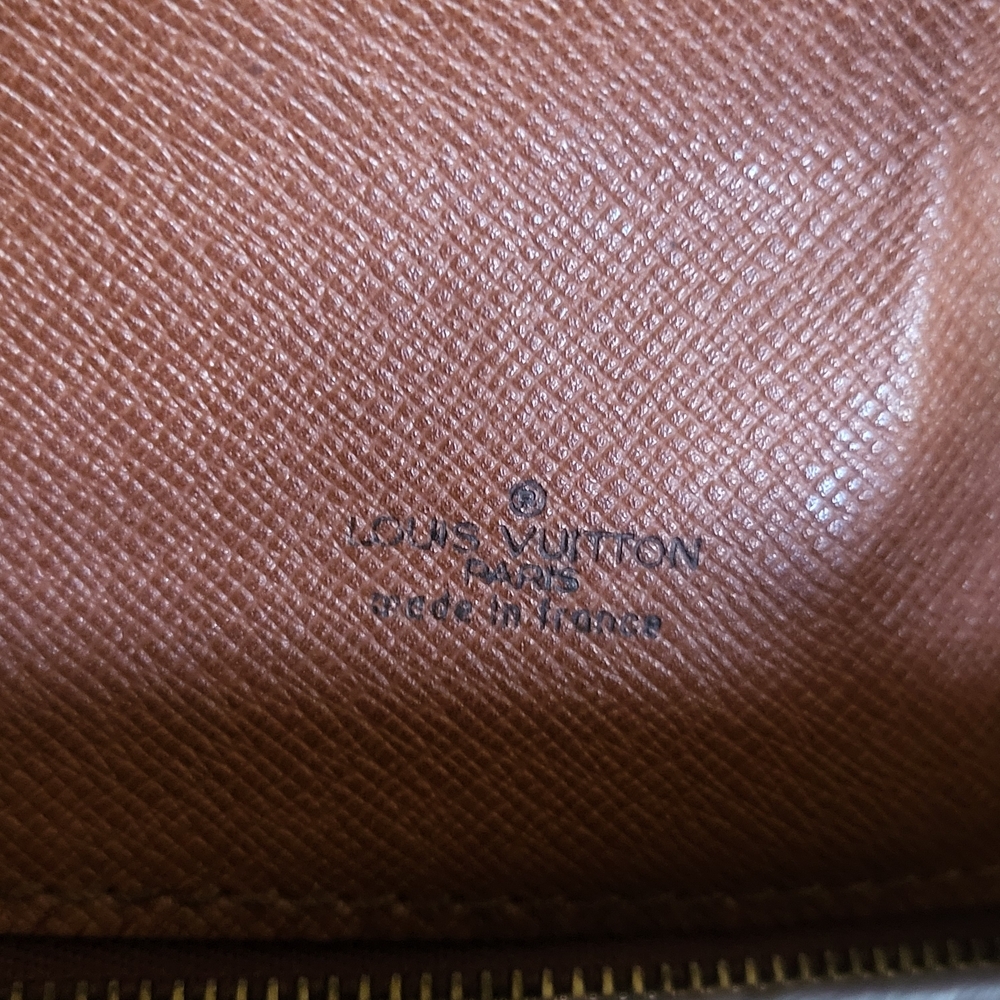 Louis Vuitton
Saint cloud vintage leather crossbody bag w/COA!!! - Picture 10 of 14